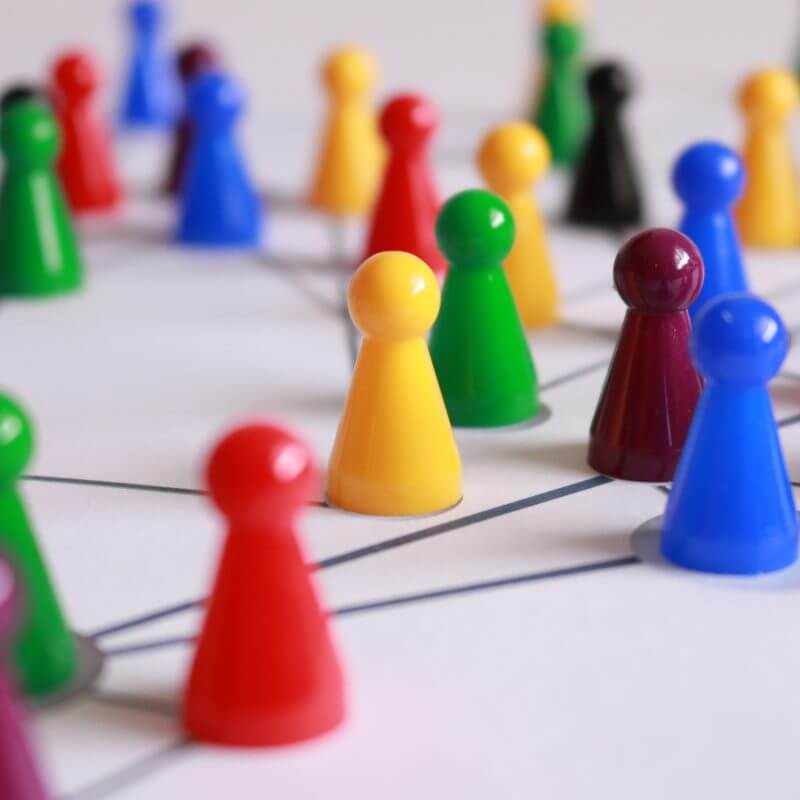 Viele bunte Spielfiguren auf einem Spielbrett