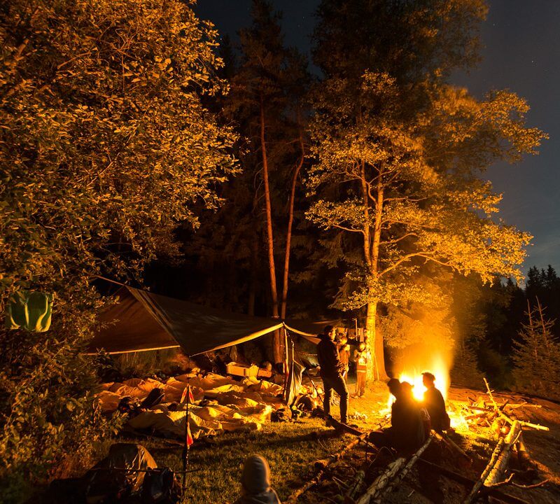 Personen am Lagerfeuer