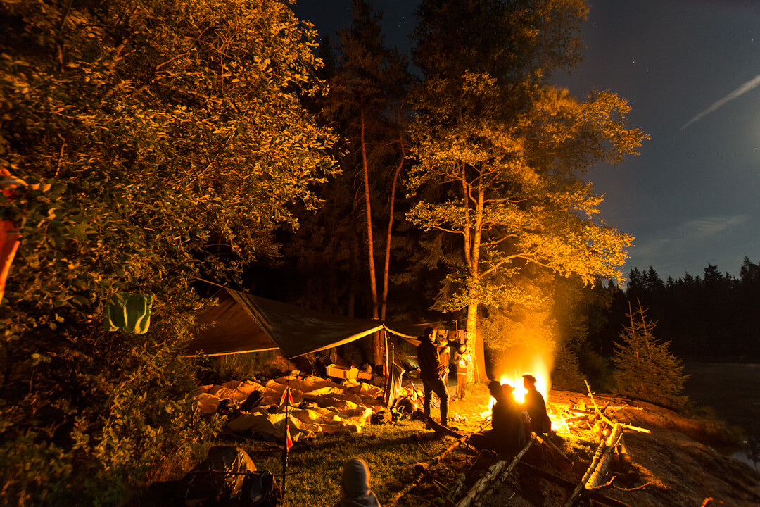 Personen am Lagerfeuer