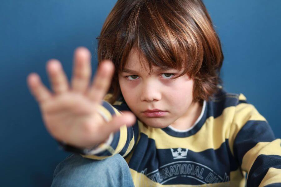 Ein Kind sitzt auf dem Boden und streckt den Arm aus