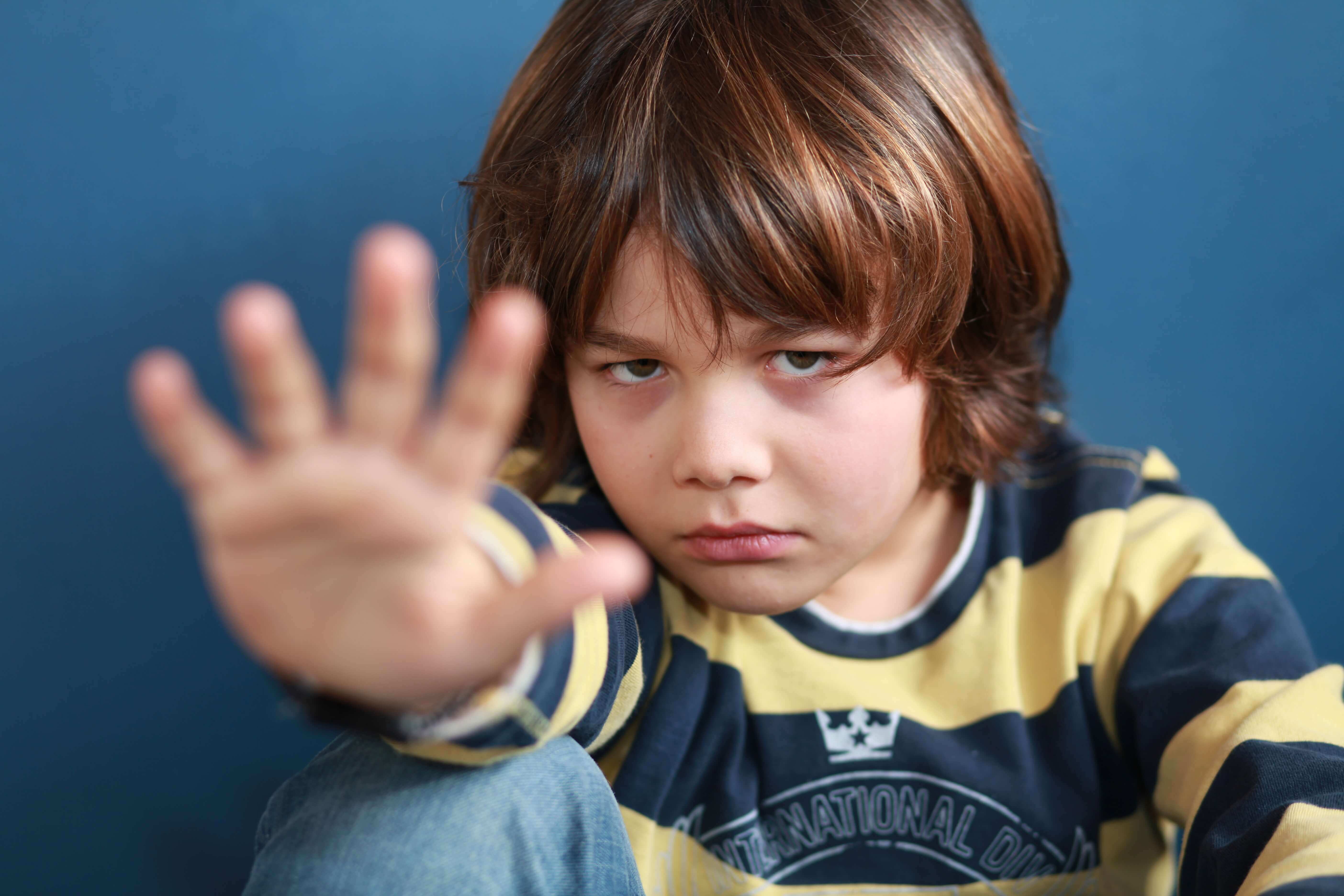 Ein Kind sitzt auf dem Boden und streckt den Arm aus