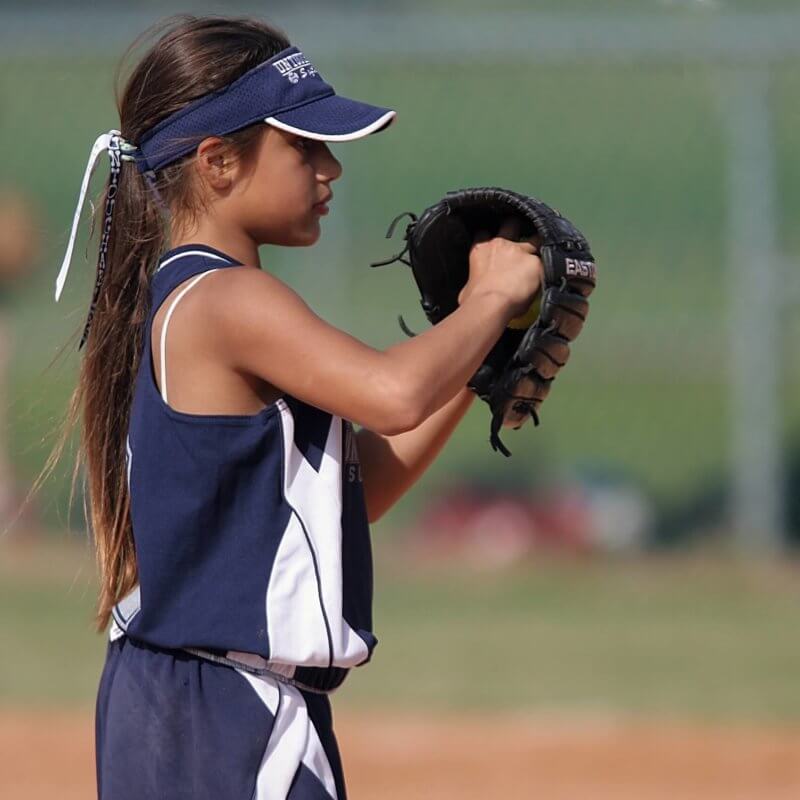 Eine Frau mit Baseball-Handschuh