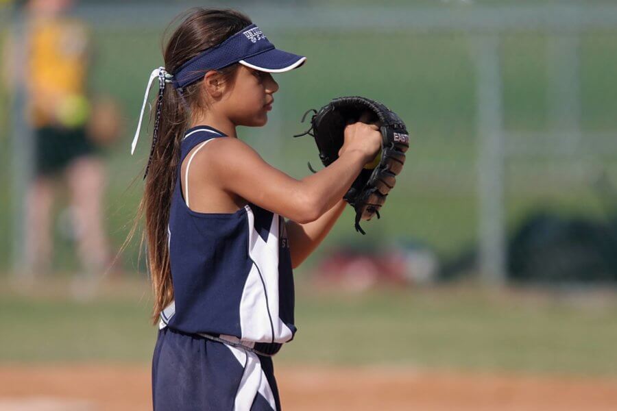Eine Frau mit Baseball-Handschuh