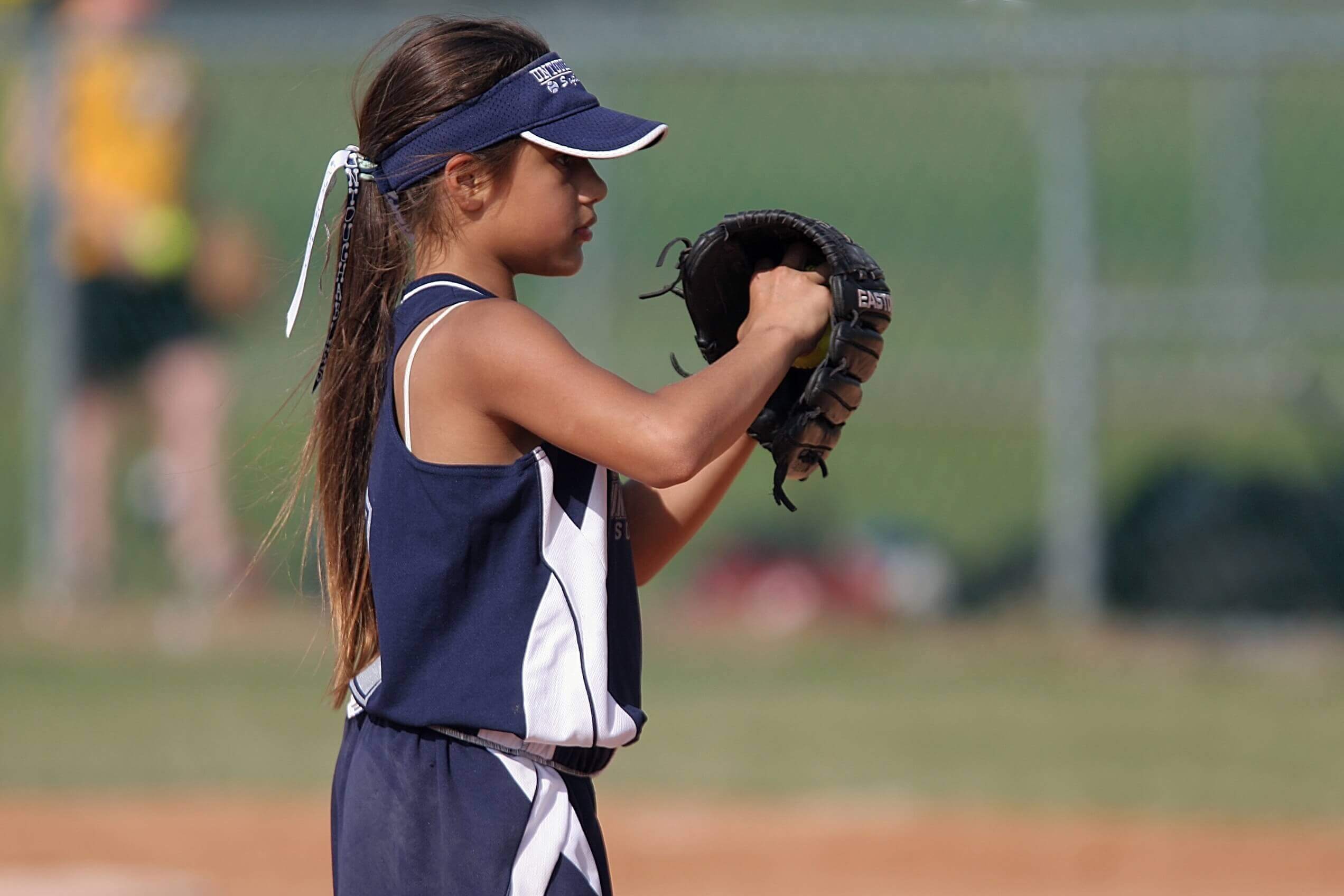 Eine Frau mit Baseball-Handschuh