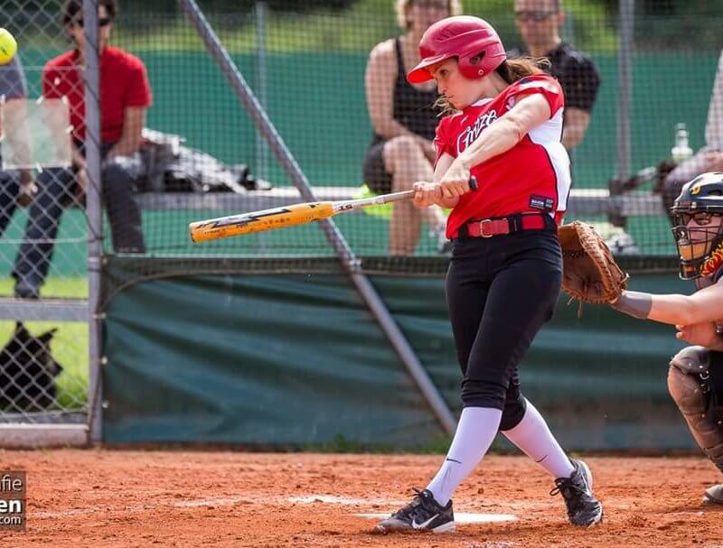 Eine Frau spielt Baseball
