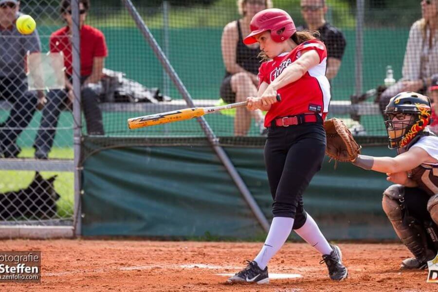 Eine Frau spielt Baseball