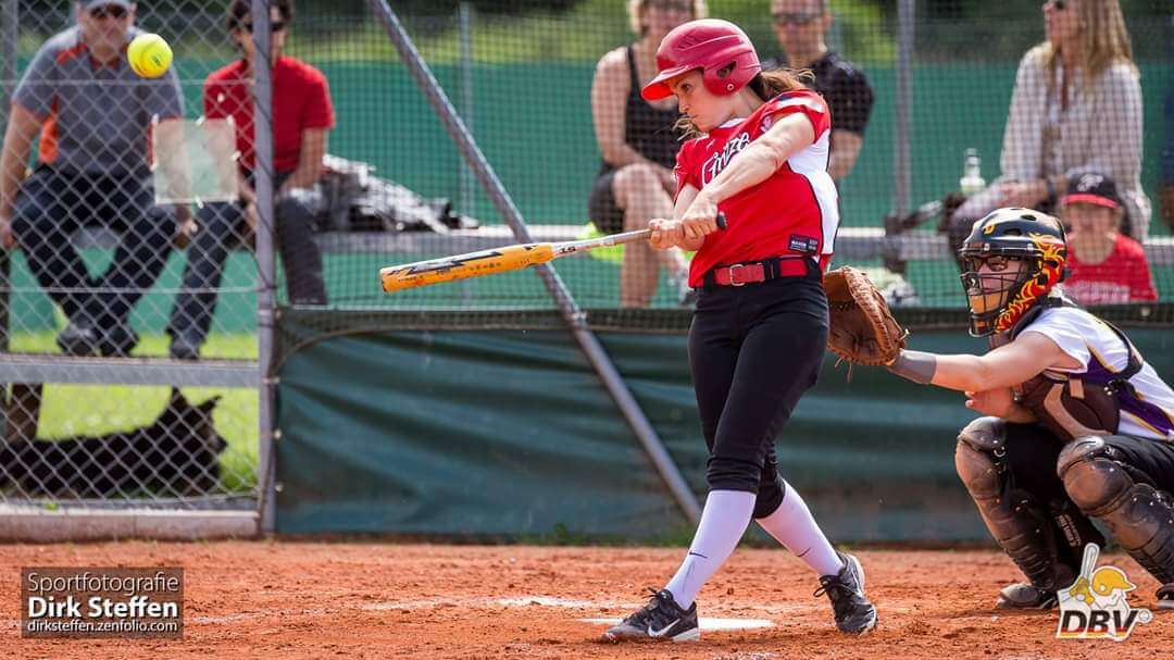 Eine Frau spielt Baseball