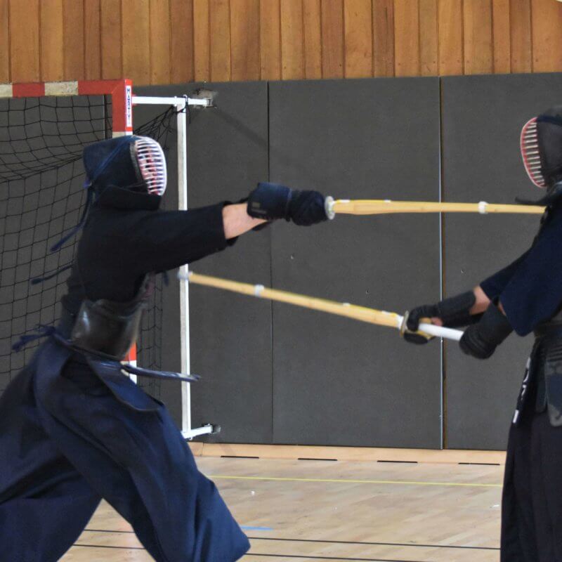 Zwei Personen beim Kendo