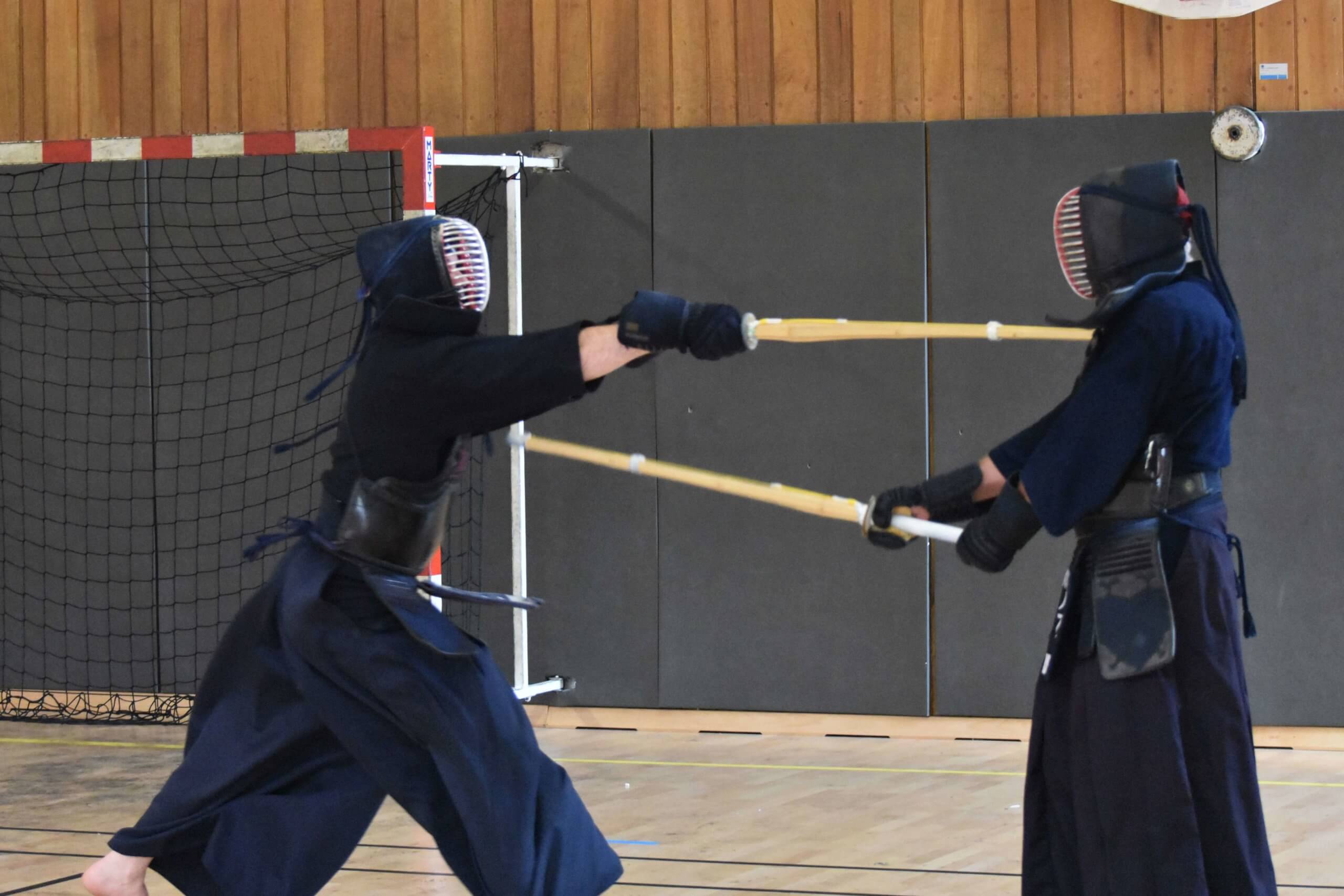 Zwei Personen beim Kendo