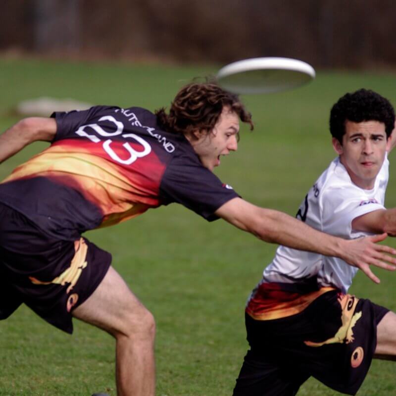 Zwei Männer spielen Frisbee