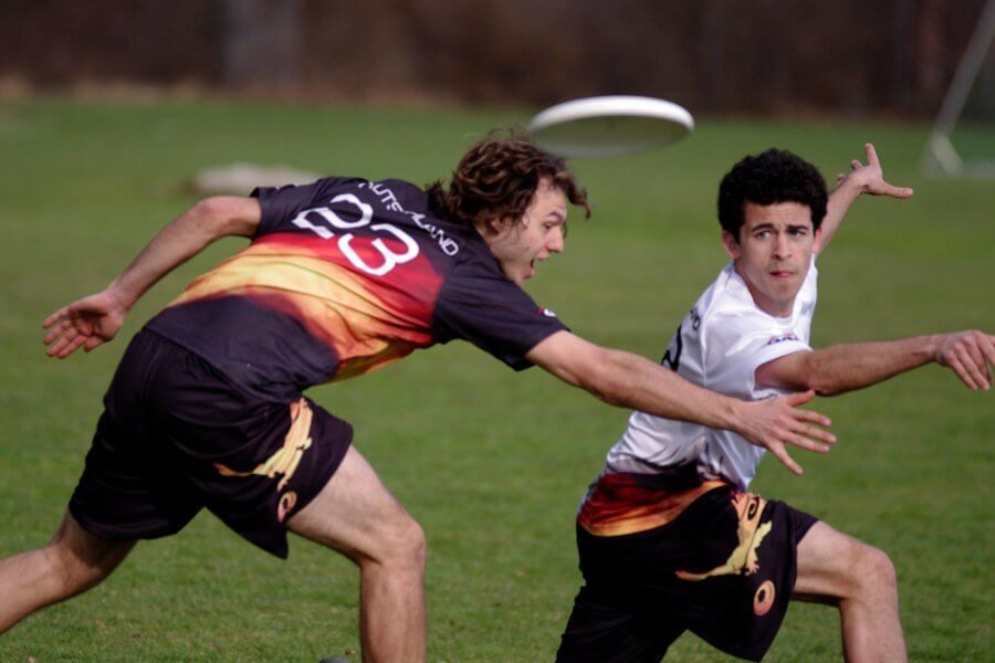 Zwei Männer spielen Frisbee
