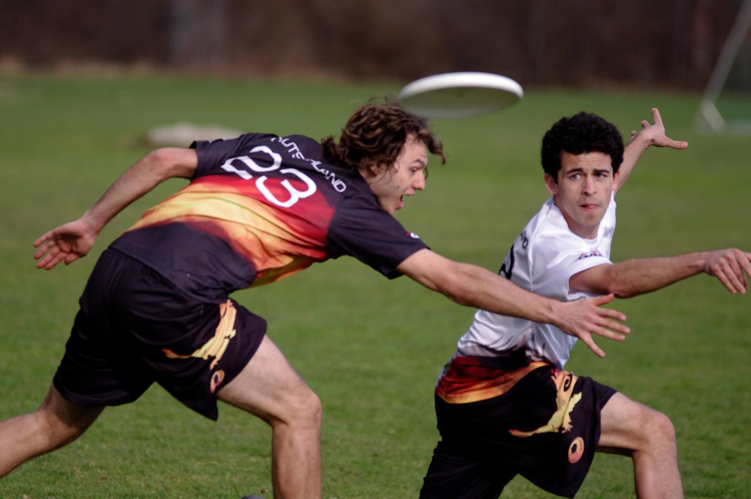 Zwei Männer spielen Frisbee