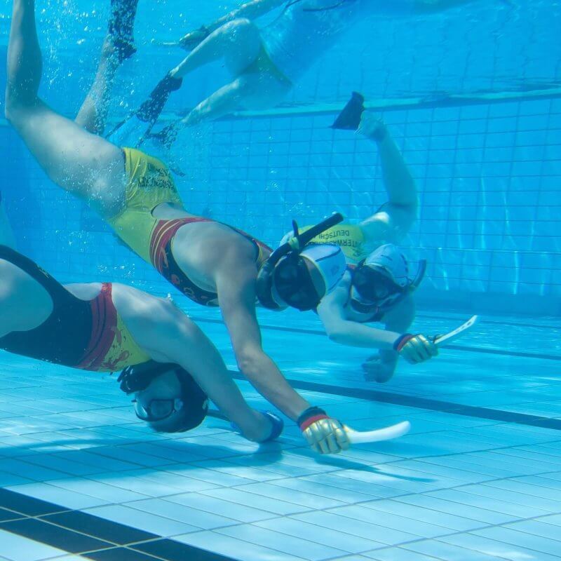 Drei Personen tauchen