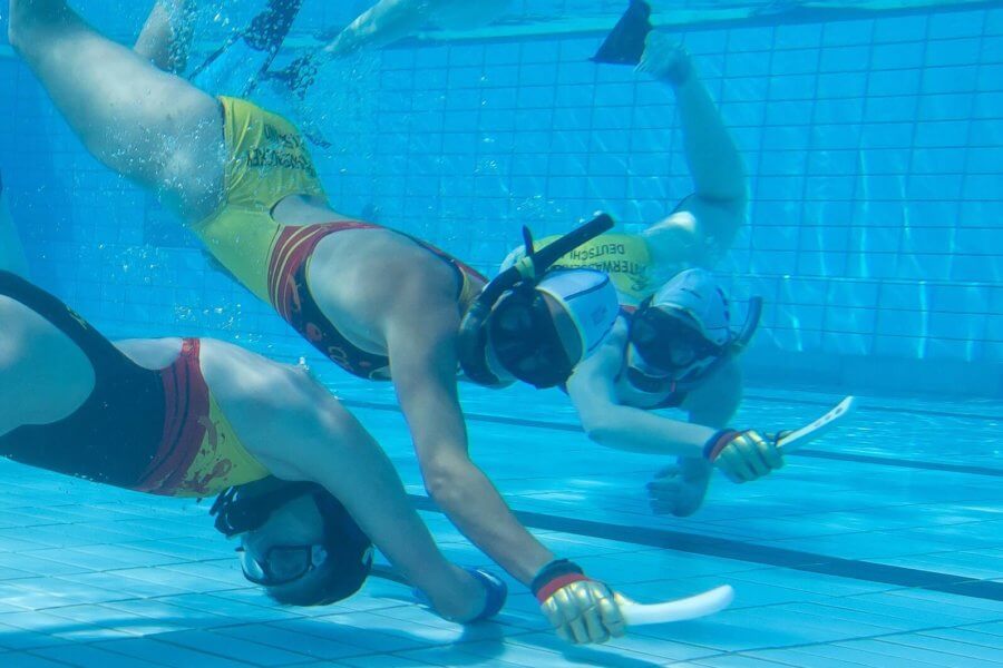 Drei Personen tauchen