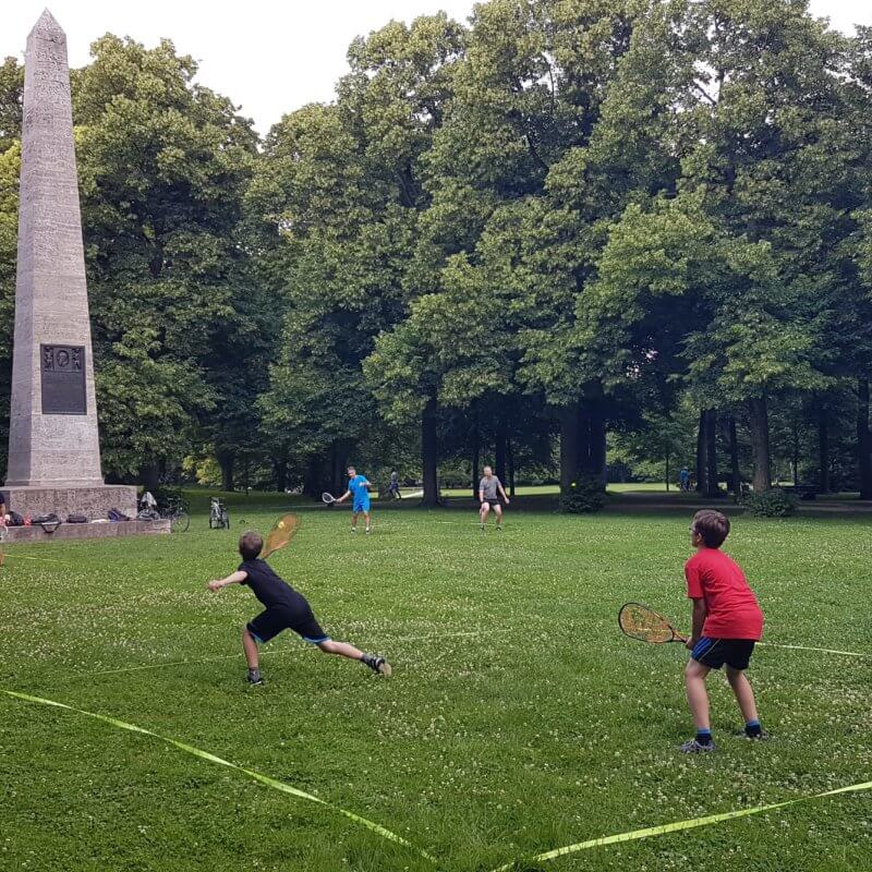 Personen spielen Crossminton