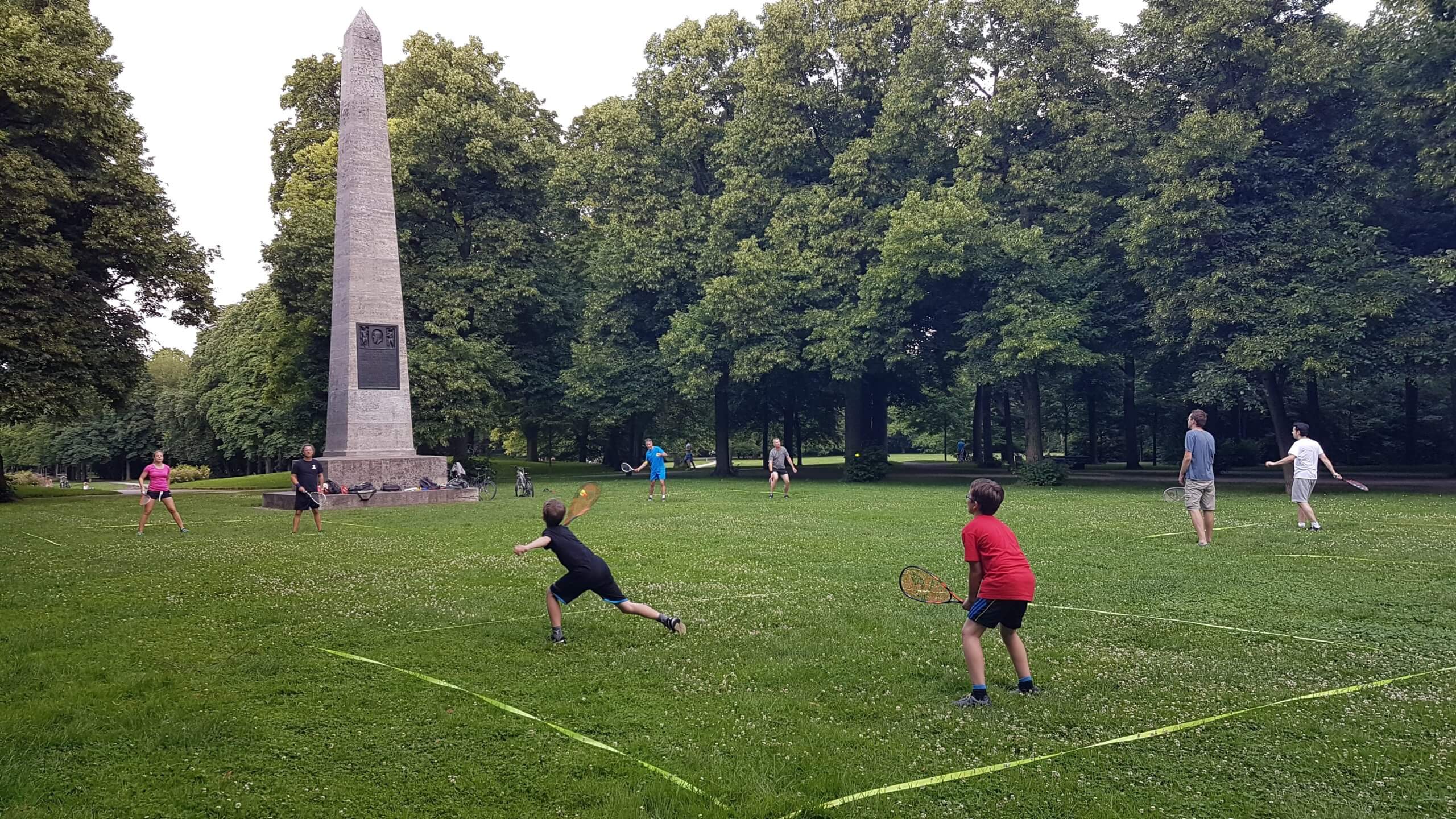 Personen spielen Crossminton