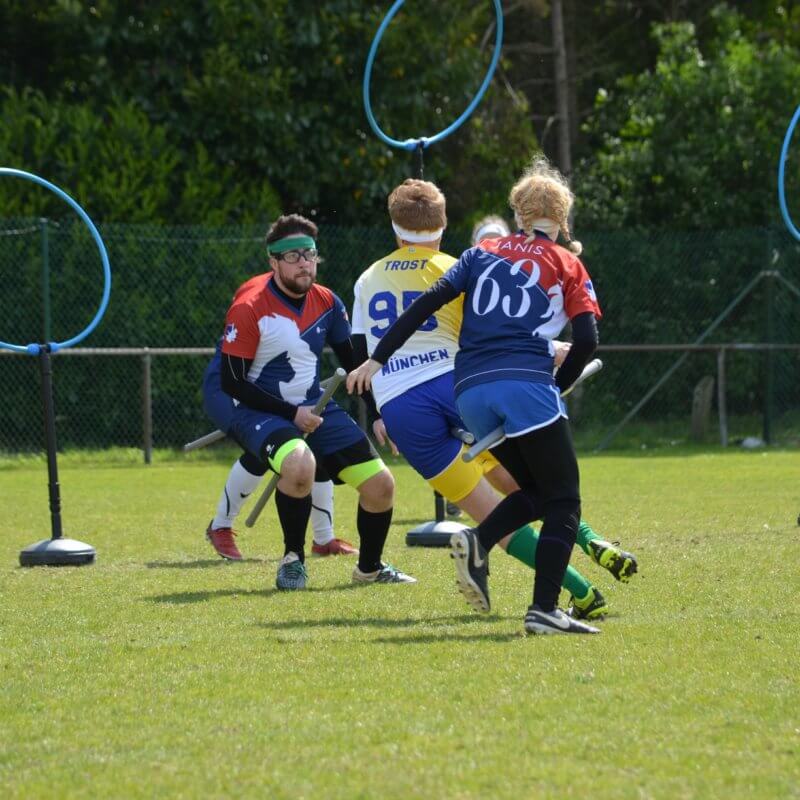 Personen spielen Quidditch