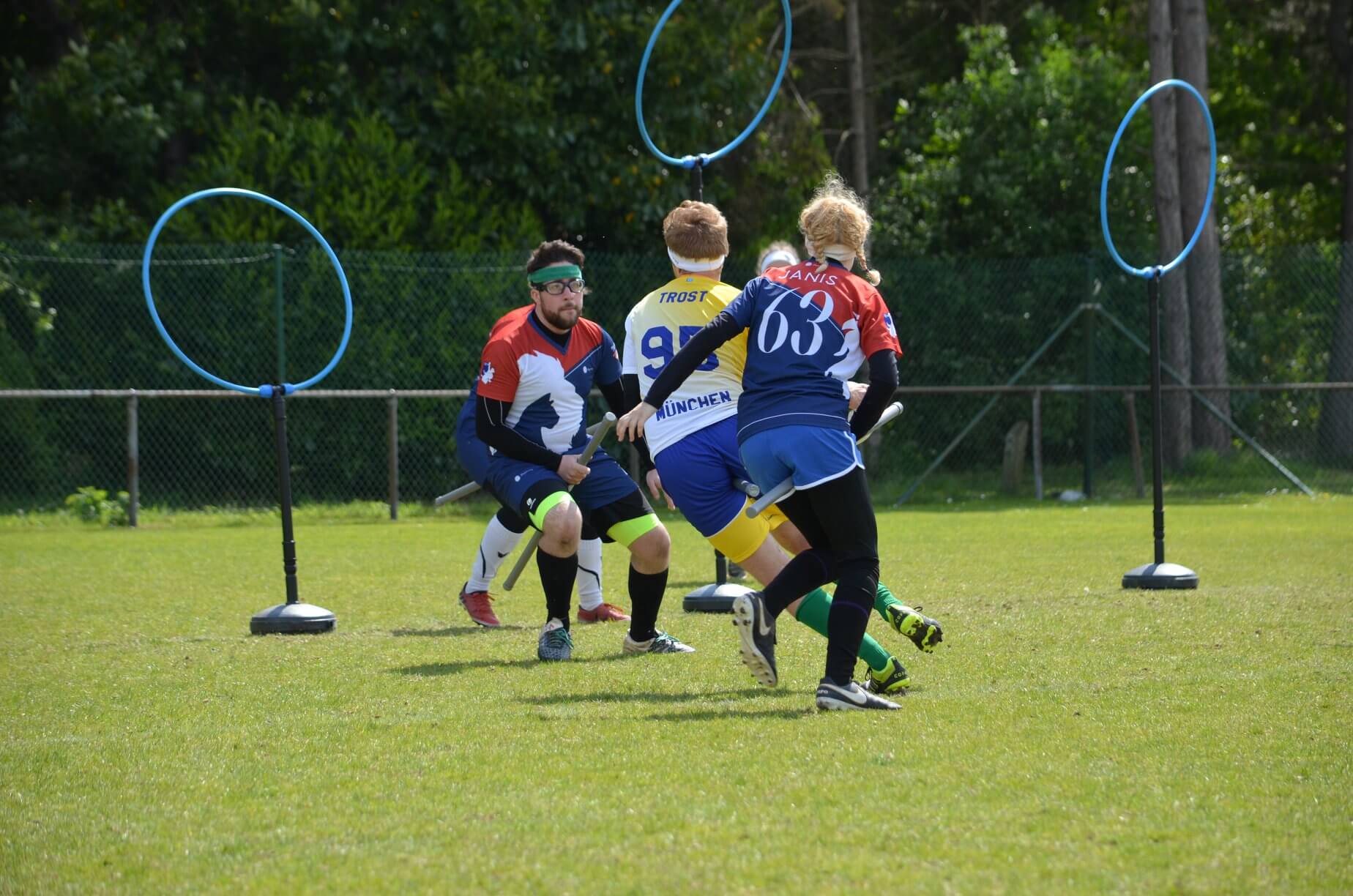 Personen spielen Quidditch