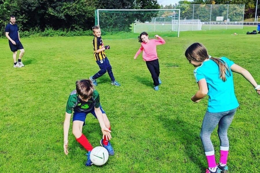 Kinder spielen Fußball