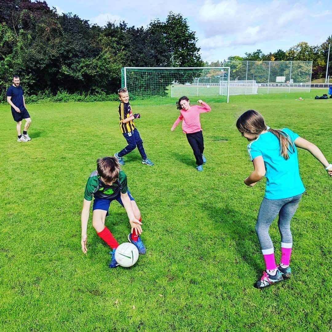 Kinder spielen Fußball