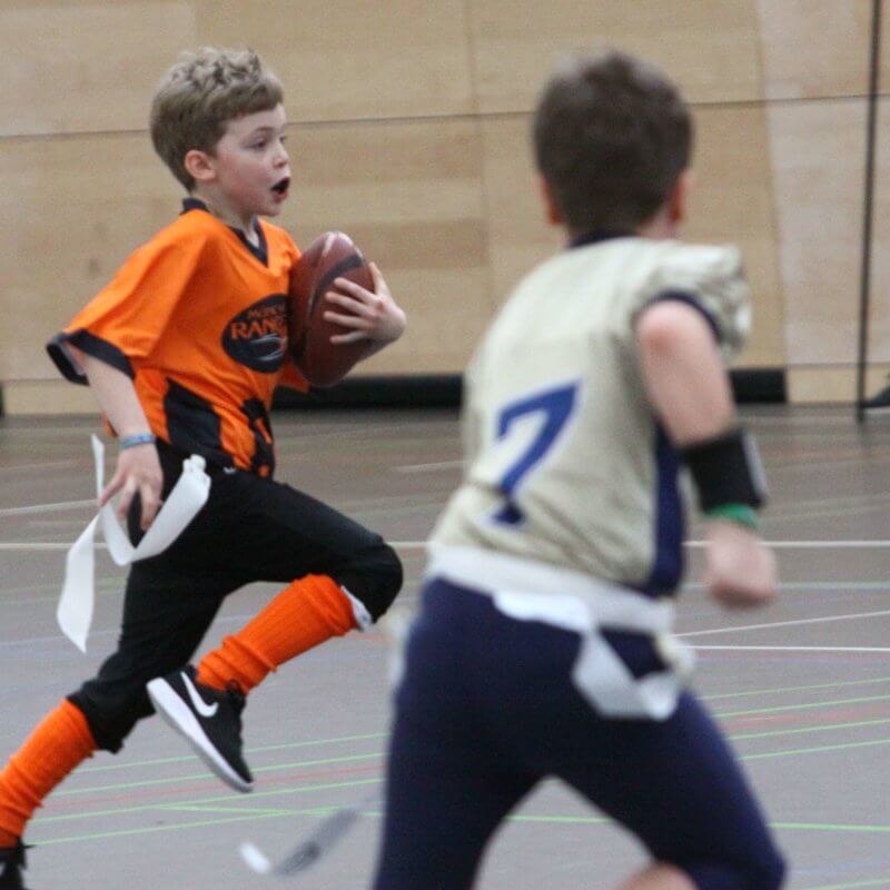 Kinder spielen American Football