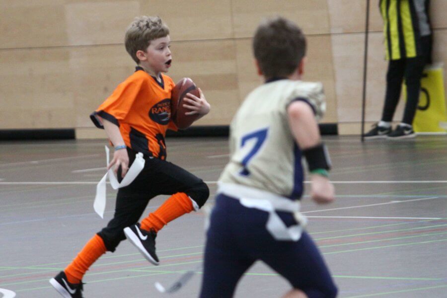 Kinder spielen American Football