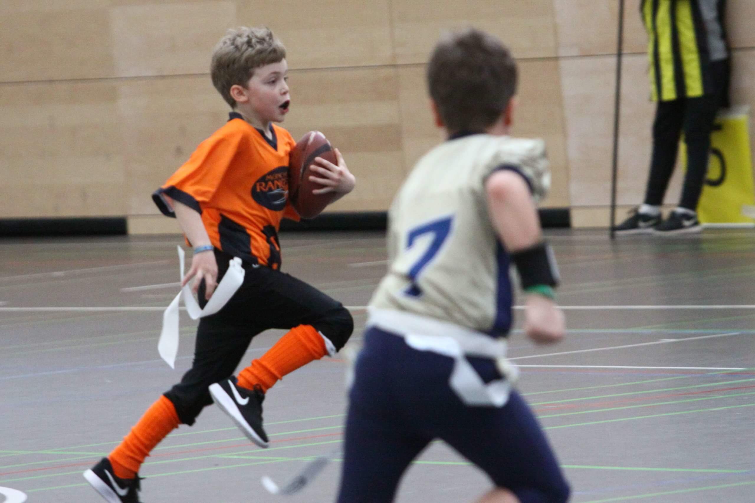 Kinder spielen American Football