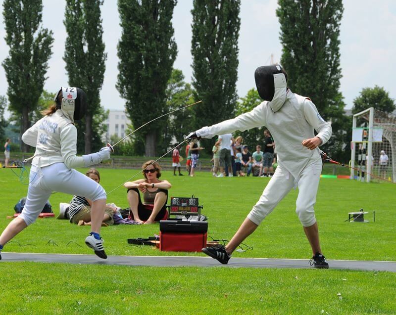 Zwei Personen beim Fechten