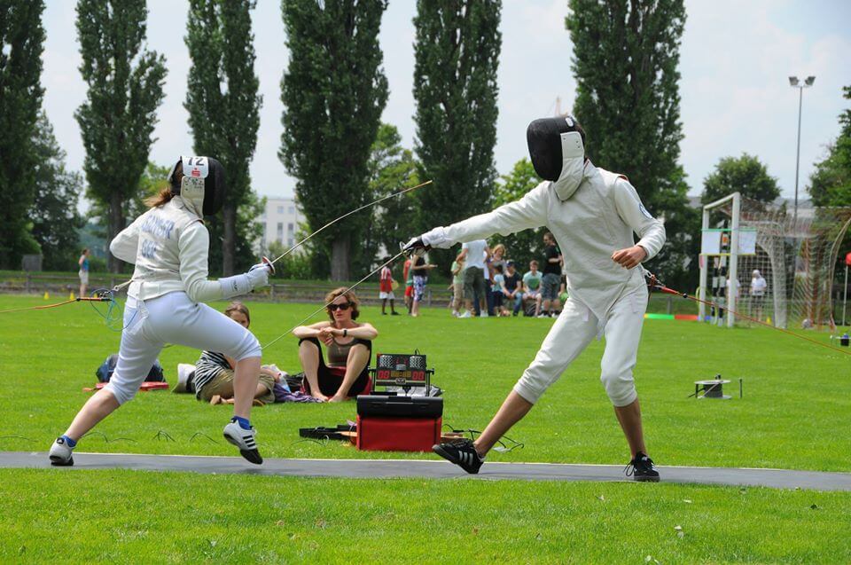 Zwei Personen beim Fechten