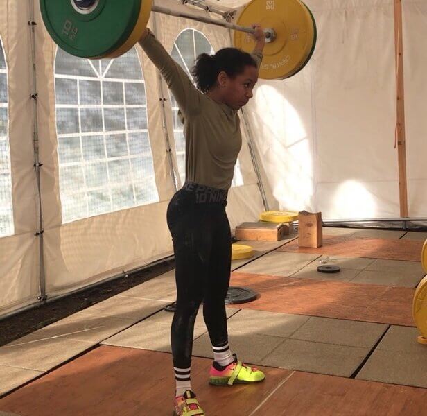 Junge Frau beim Gewichtheben