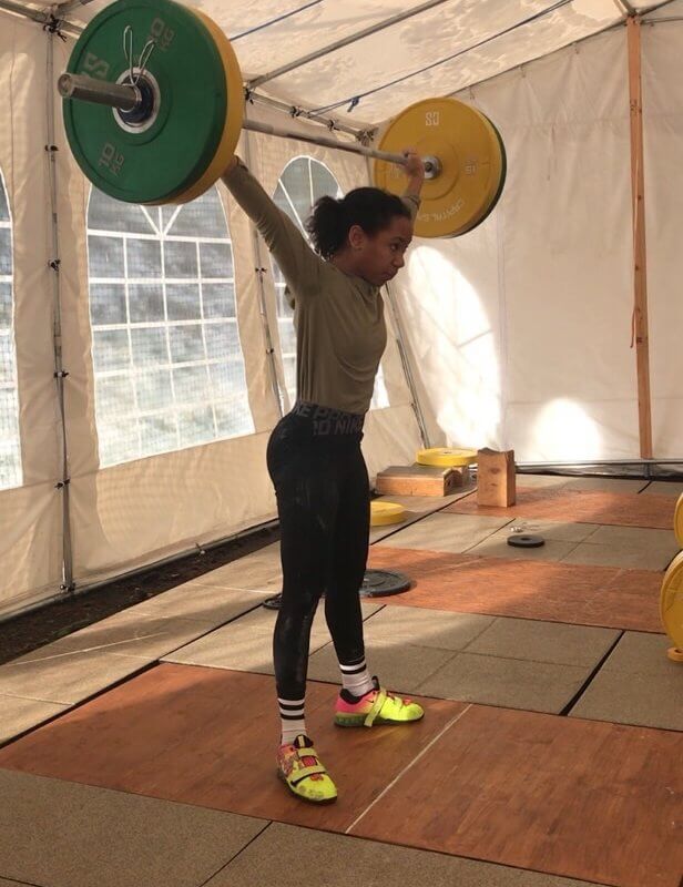 Junge Frau beim Gewichtheben