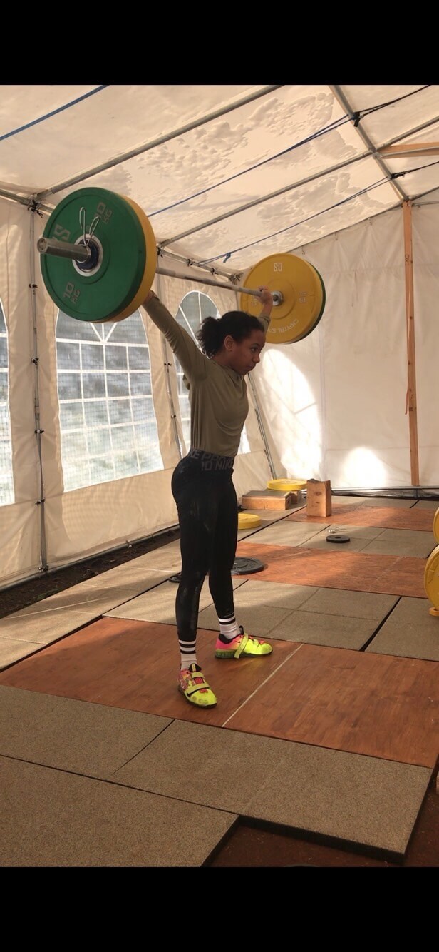 Junge Frau beim Gewichtheben