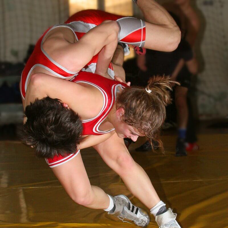 Zwei Jugendliche beim Ringen