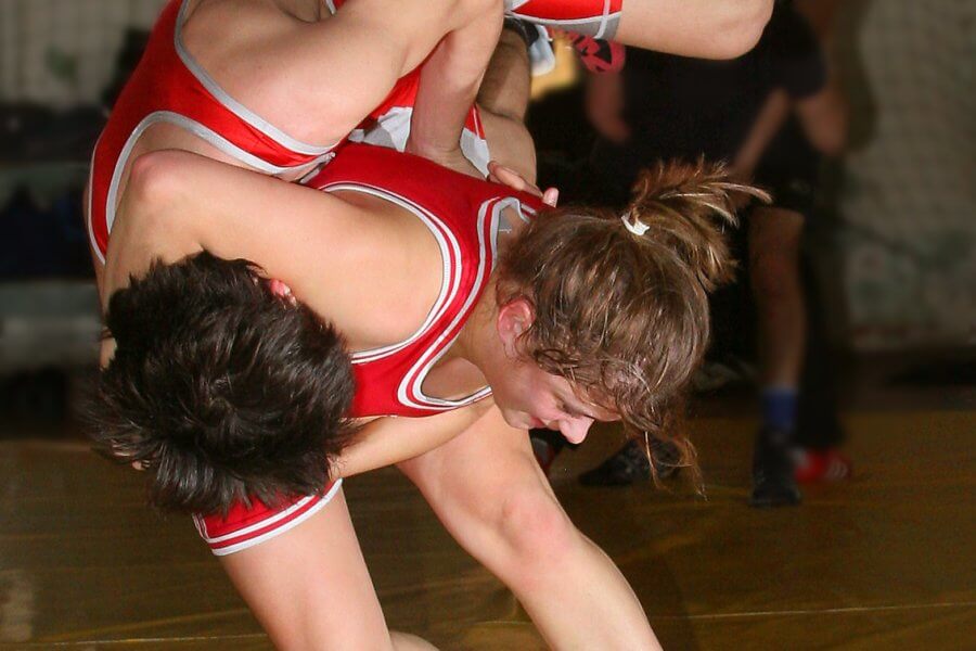 Zwei Jugendliche beim Ringen