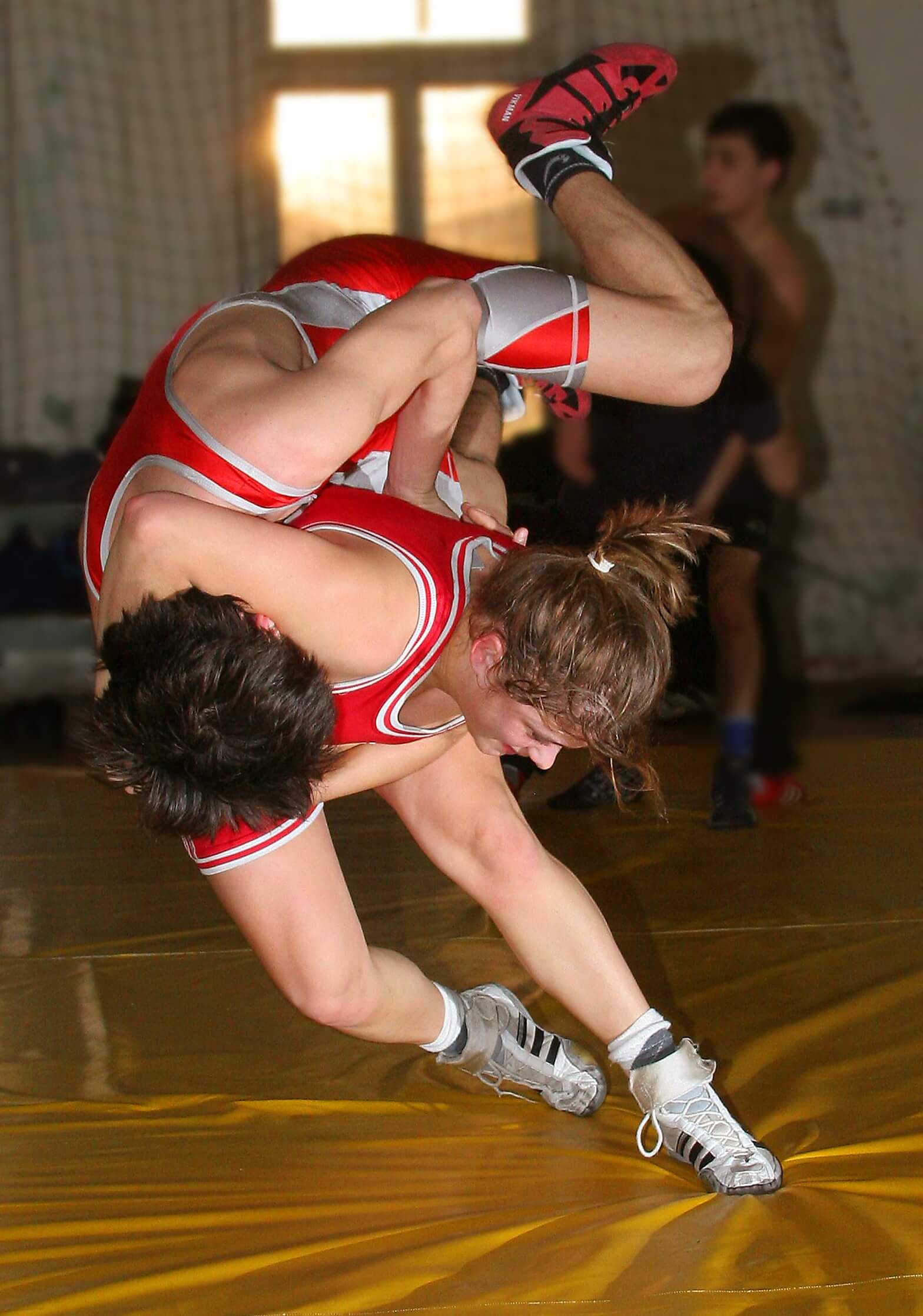 Zwei Jugendliche beim Ringen