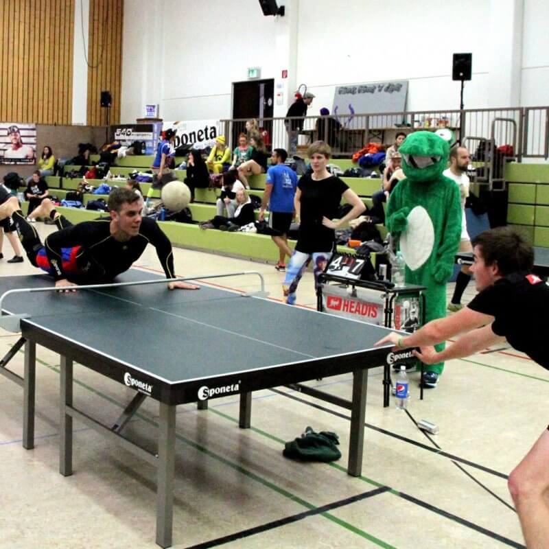 Zwei Männer beim Headis spielen