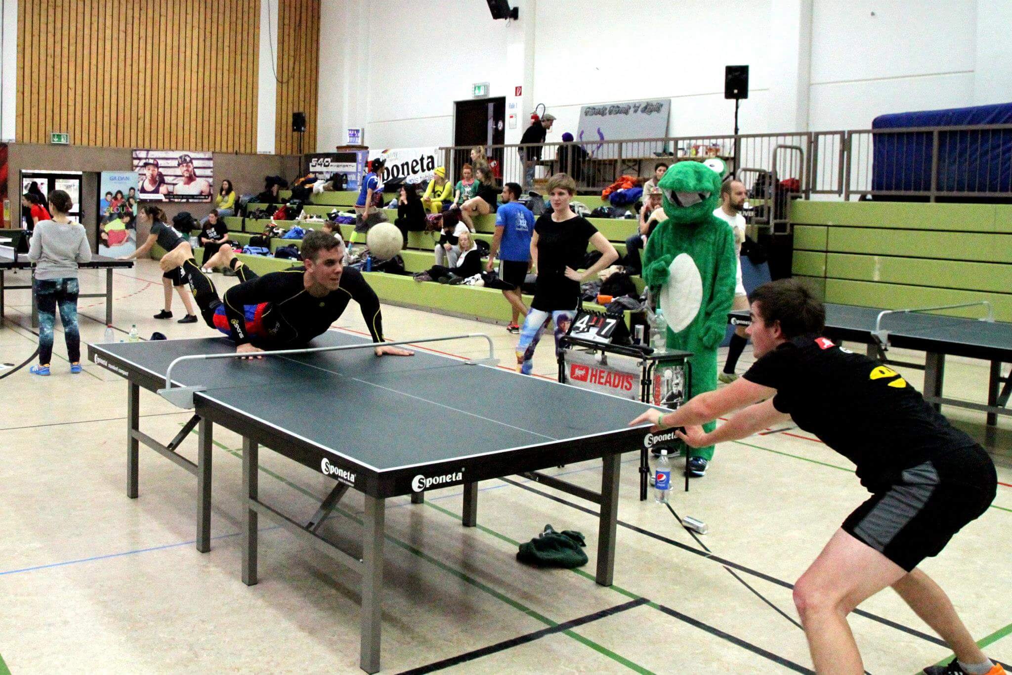 Zwei Männer beim Headis spielen