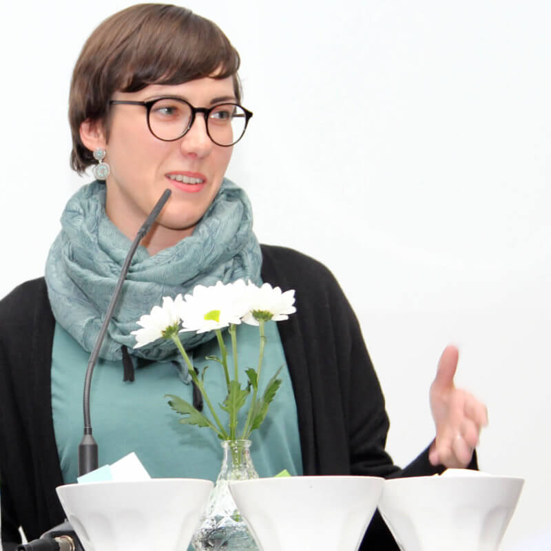 Eine Frau spricht in ein Mikrofon