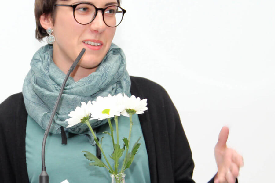 Eine Frau spricht in ein Mikrofon