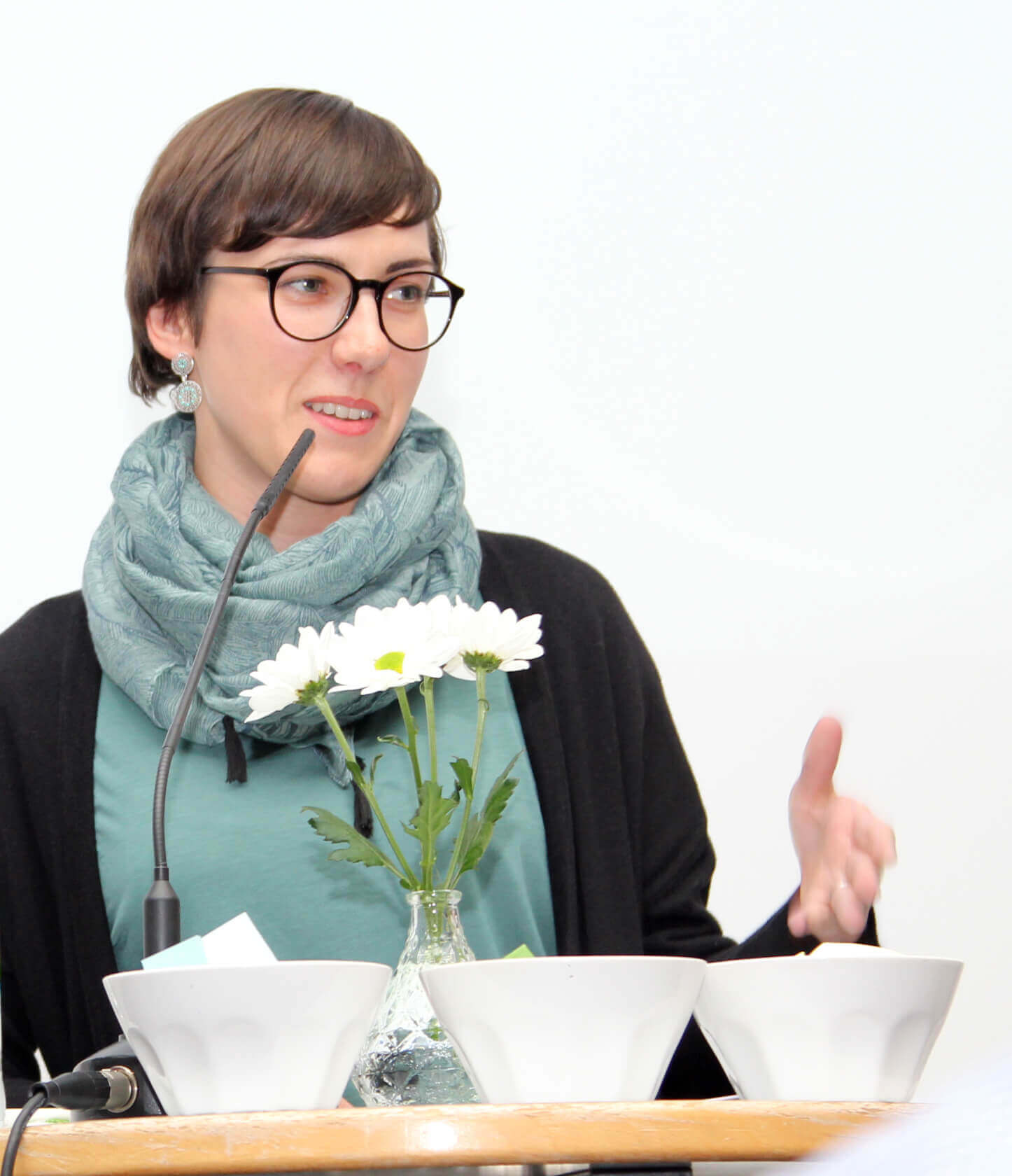 Eine Frau spricht in ein Mikrofon