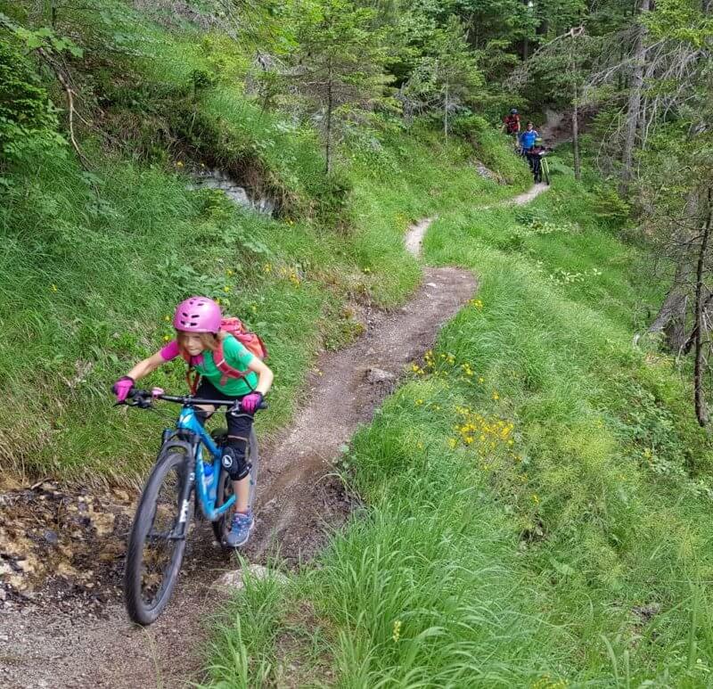 Ein Mädchen beim Mountainbike-Fahren im Wald