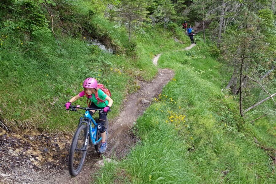 Ein Mädchen beim Mountainbike-Fahren im Wald