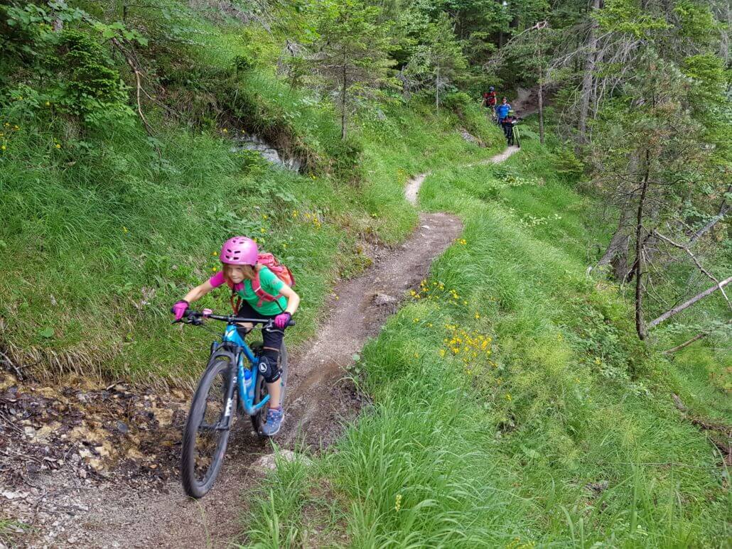 Ein Mädchen beim Mountainbike-Fahren im Wald