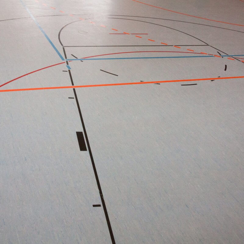 Linien auf Hallenboden