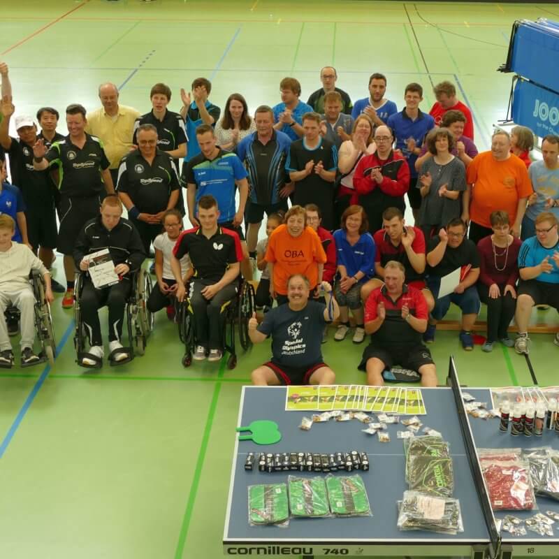 Gruppenfoto in einer Turnhalle