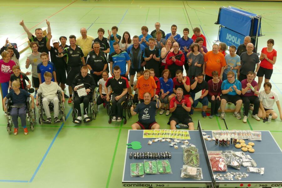 Gruppenfoto in einer Turnhalle