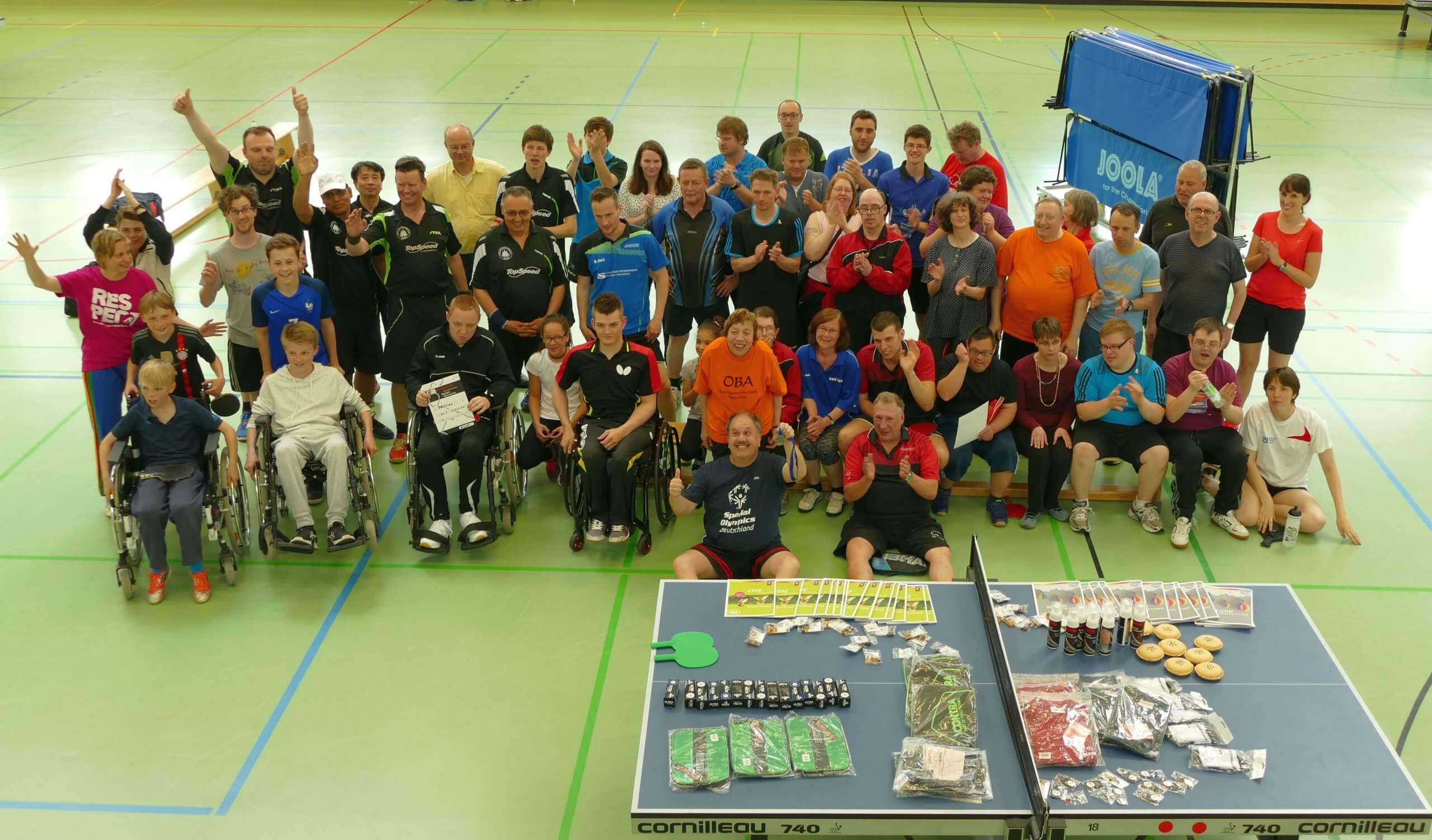 Gruppenfoto in einer Turnhalle