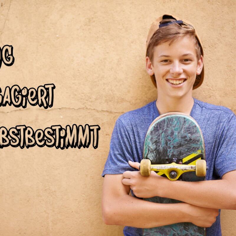 Ein Junge steht vor einer Wand. Er hält ein Skateboard vor der Brust. Links daneben steht der Text: Jung, engagiert, selbstbestimmt