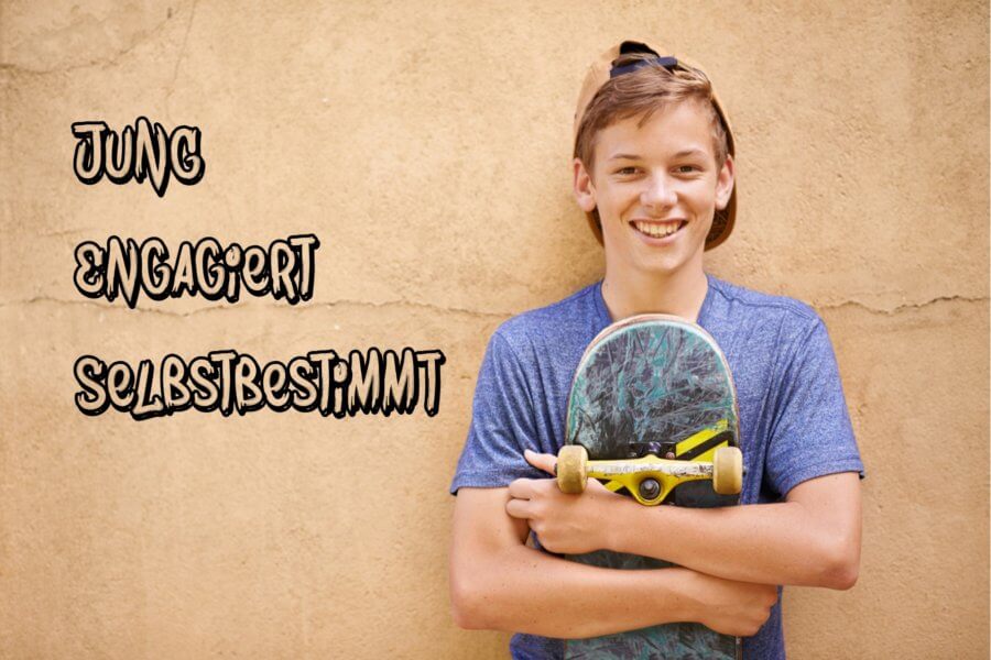 Ein Junge steht vor einer Wand. Er hält ein Skateboard vor der Brust. Links daneben steht der Text: Jung, engagiert, selbstbestimmt