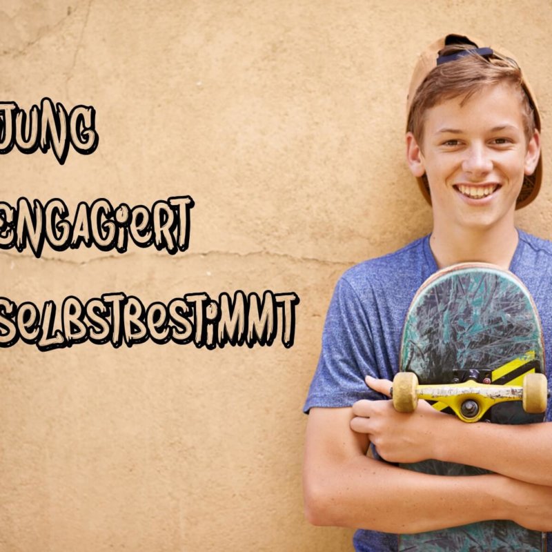 Ein Junge steht vor einer Wand. Er hält ein Skateboard vor der Brust. Links daneben steht der Text: Jung, engagiert, selbstbestimmt